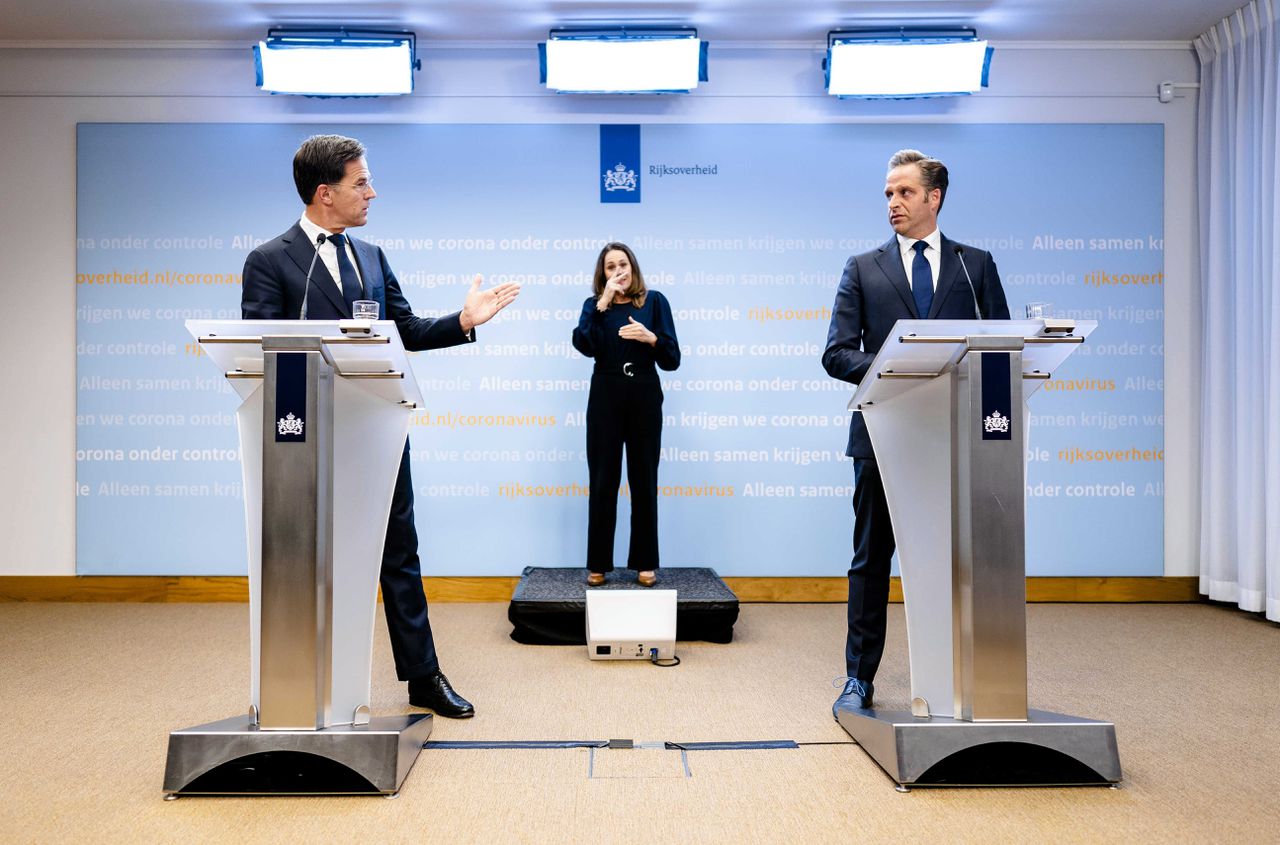 Premier Mark Rutte en minister Hugo de Jonge (Volksgezondheid, CDA) geven een toelichting op de aanscherping van de coronamaatregelen met gebarentolk Irma Sluis.