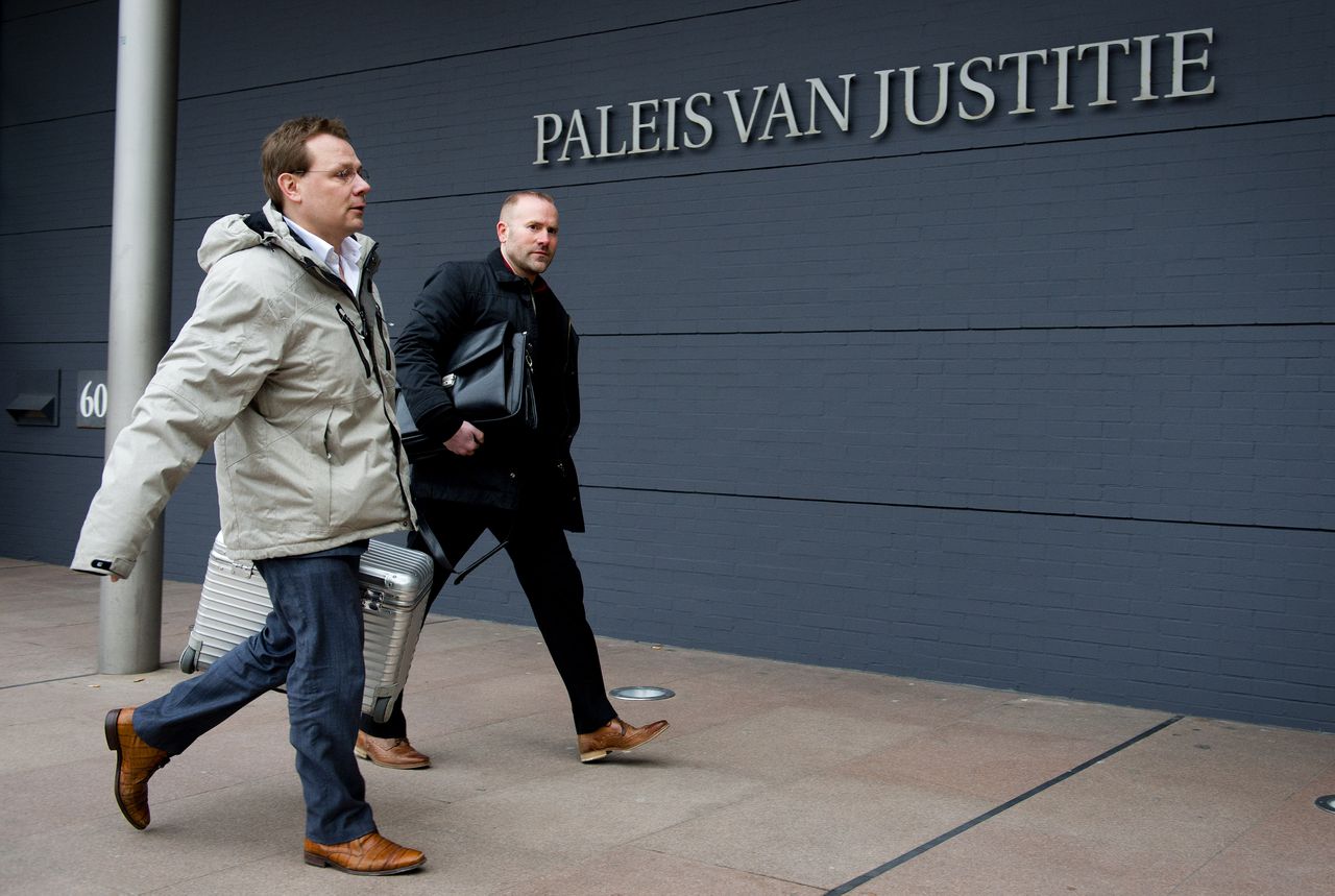 De advocaat van Sabir K., André Seebregts (links), komt aan bij de rechtbank in Den Haag.