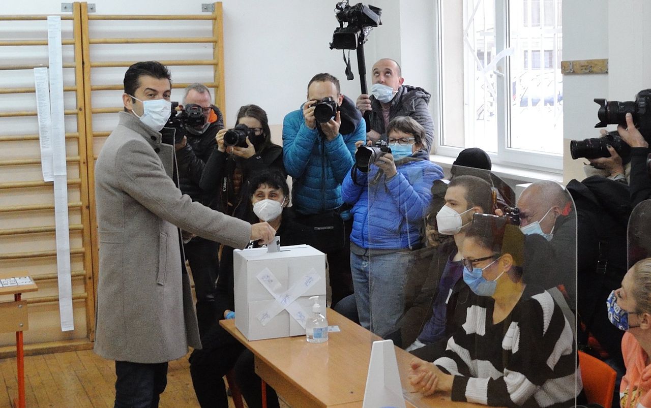 Nieuwkomer Kiril Petkov stemt zondag bij een stembureau in Sofia.