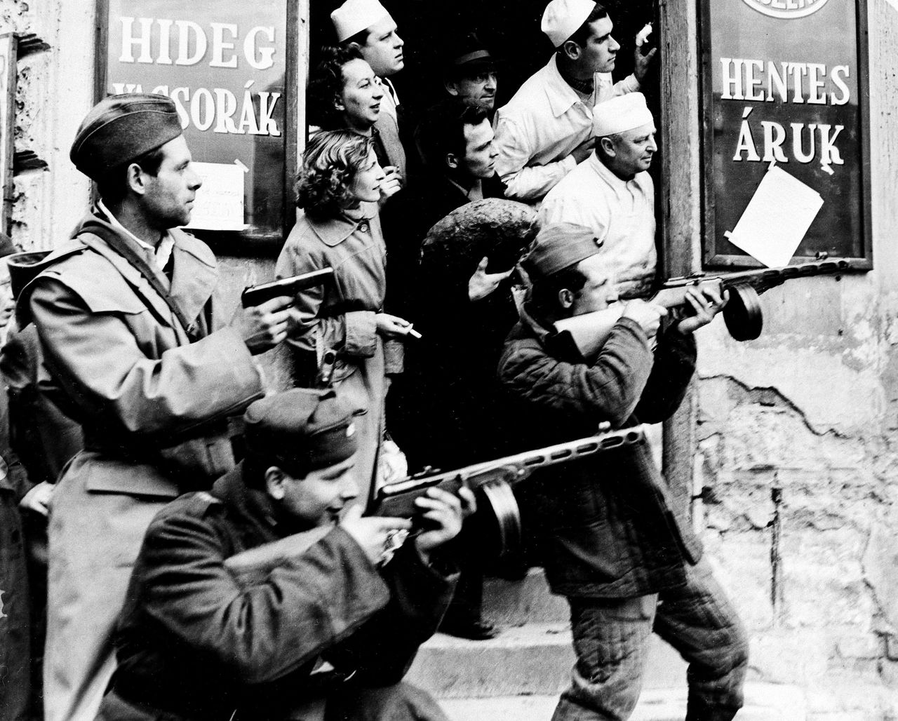 Hongaarse opstand in 1956 tegen communistische onderdrukking. Na elf dagen volgde een inval van de Sovjetunie, waarbij 2,500 doden vielen.