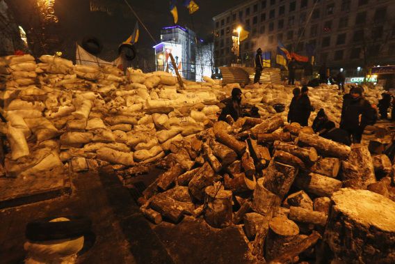 Oekraïense demonstranten zitten op barricades die ze zelf hebben aangebracht op het Onafhankelijkheidsplein in Kiev.