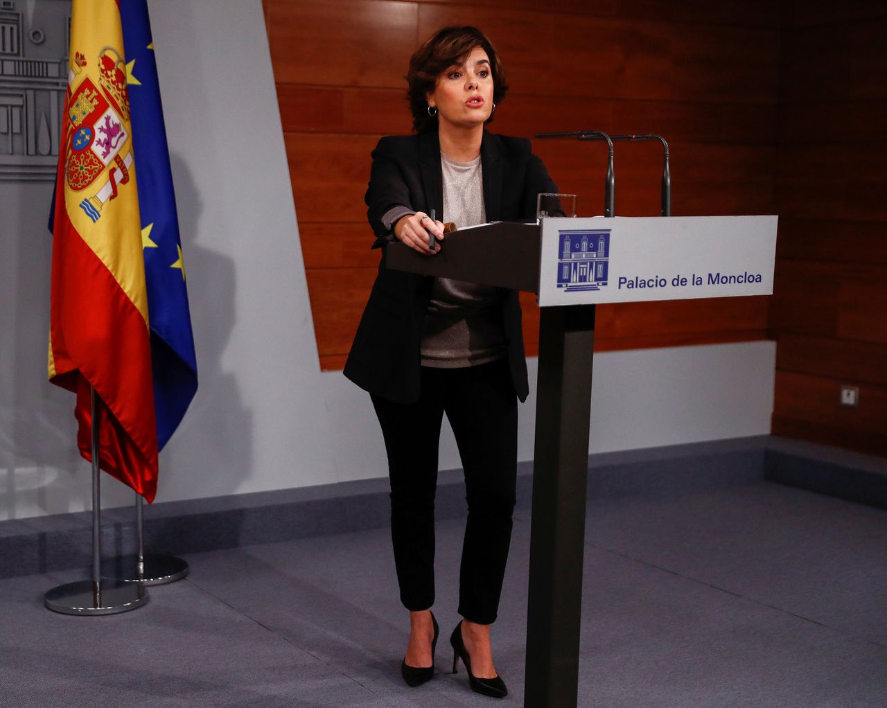 Vicepremier Saénz de Santamaría spreekt tijdens de persconferentie in Madrid