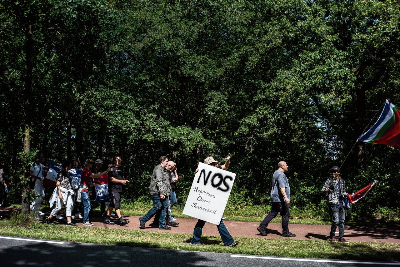 Demonstratie tegen de NOS, nepnieuws en lockdown-maartegelen in Hilversum, juli 2020.