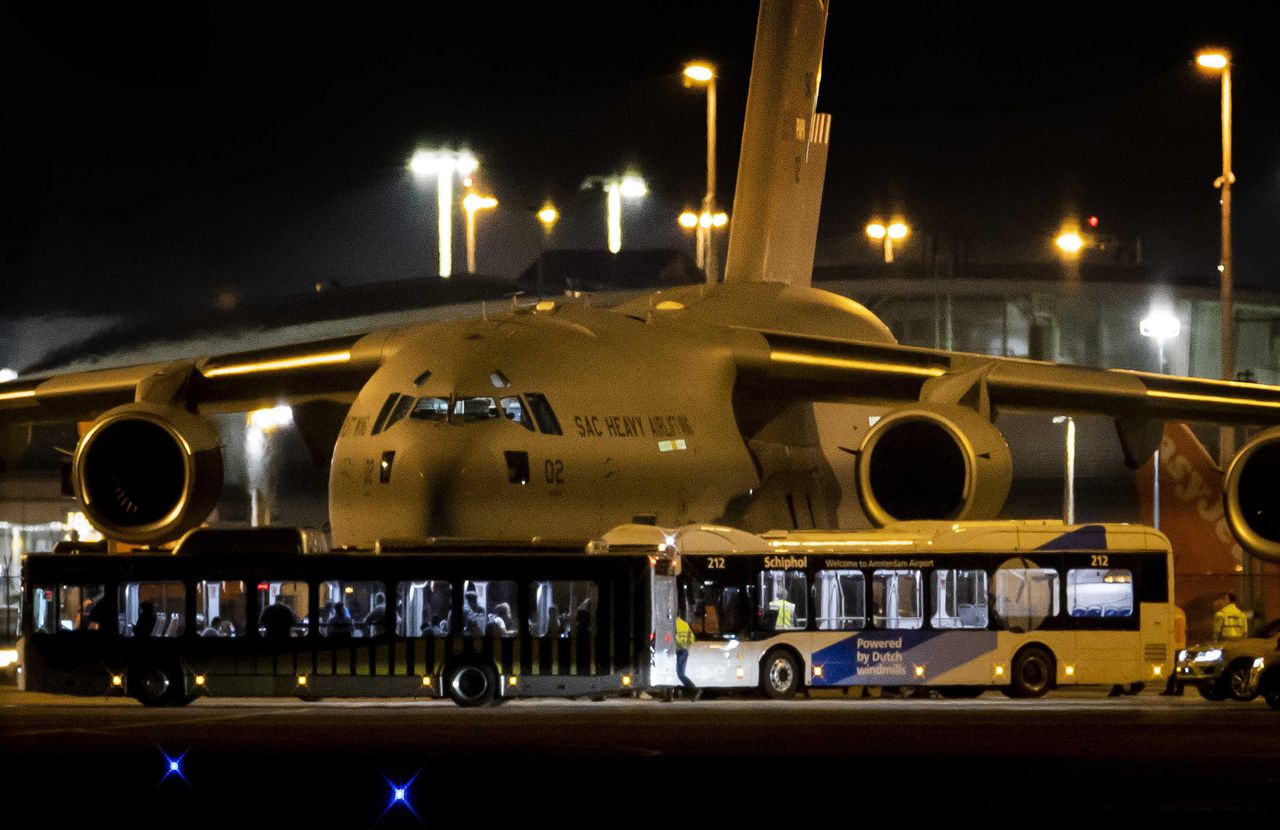 Evacués uit Afghanistan werden vorige maand op Schiphol afgeschermd toen ze uit een C-17-toestel stapten.