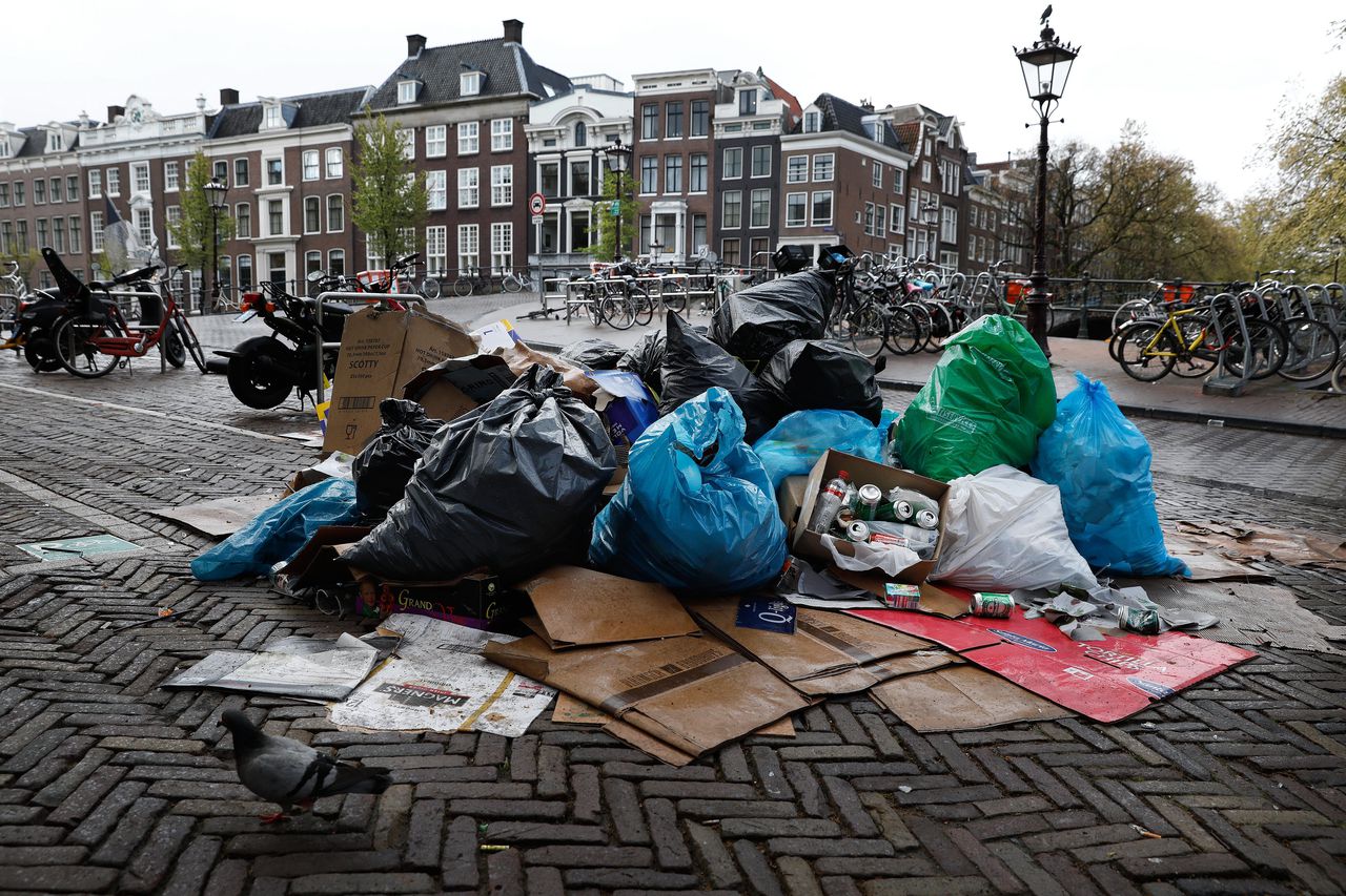 Archiefbeeld uit 2017 van afvalzakken na Koningsdag in Amsterdam.