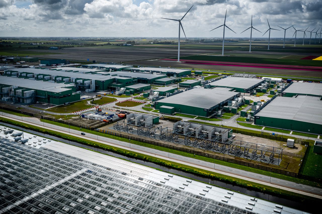 Het datacenter van Microsoft in Middenmeer, Noord-Holland. In totaal staan er op het industrieterrein Agriport naast de A7 in totaal 65 hectaren aan datacenters van de Amerikaanse techgiganten Microsoft en Google.