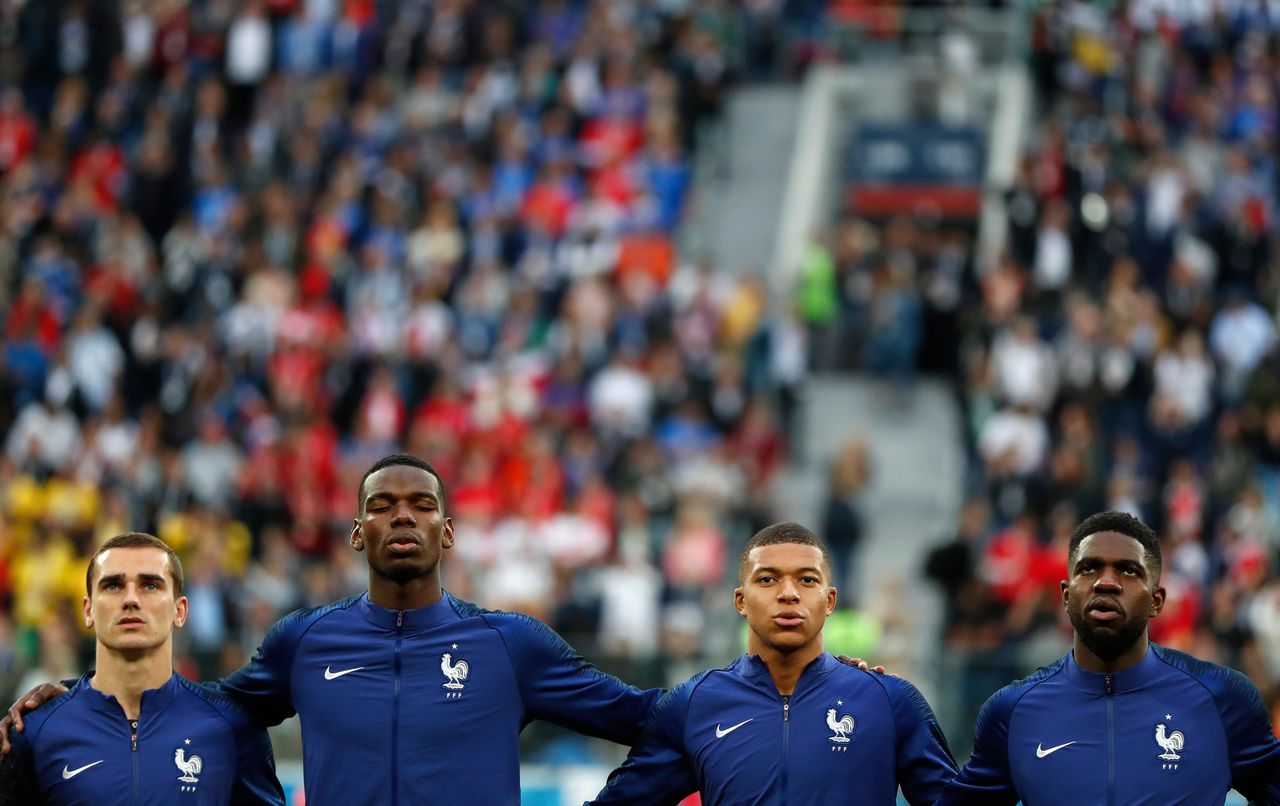 De Franse spelers Antoine Griezmann, Paul Pogba, Kylian Mbappé en Samuel Umtiti voorafgaand aan de halve finale Frankrijk-België in Sint-Petersburg
