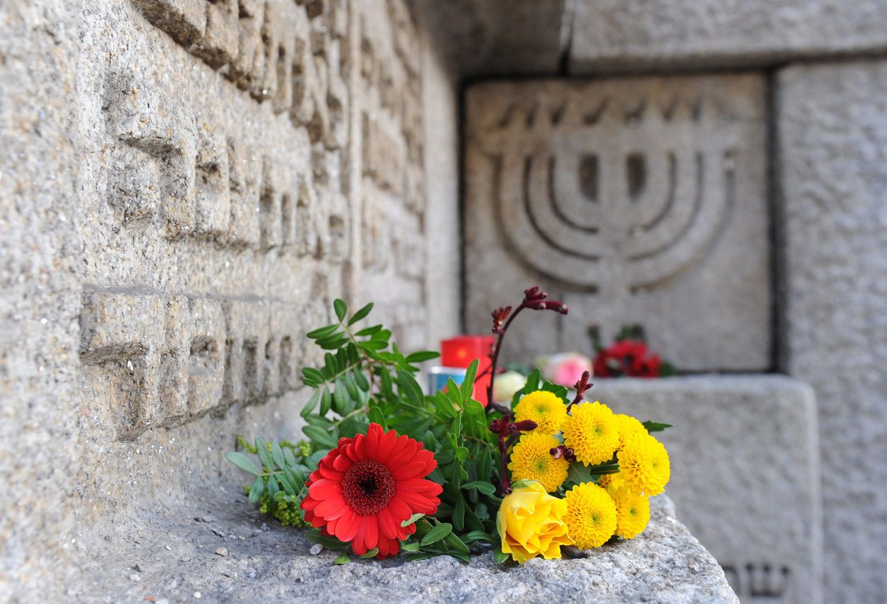 Bloemen bij een monument voor de voormalige centrale synagoge in München. Vandaag wordt in Europa de Kristallnacht herdacht. Foto: EPA / Tobias Hase