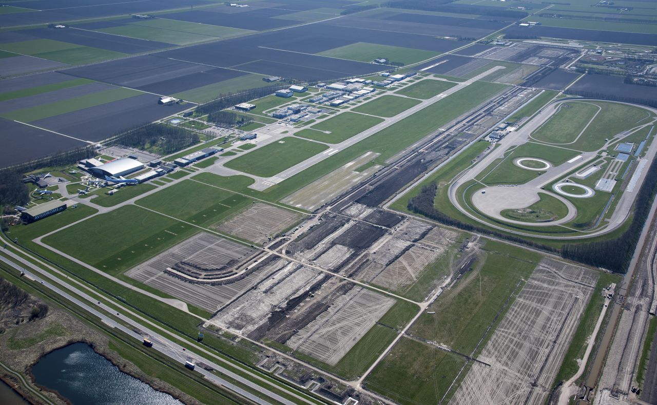 De eerste fase van de uitbreiding van Lelystad Airport is begonnen. De contouren van de nieuwe landingsbaan en taxibanen zijn al zichtbaar.