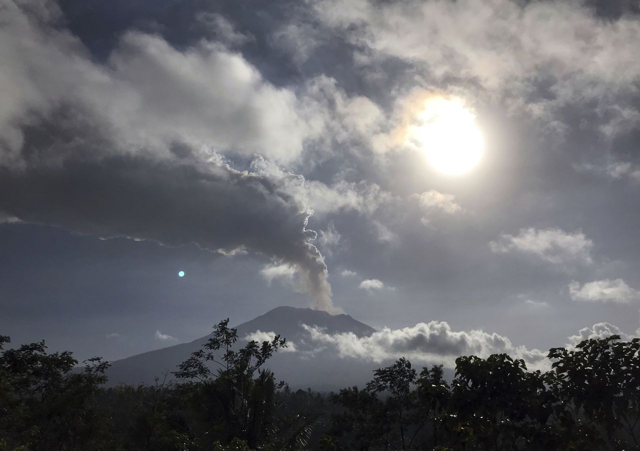 De vulkaan Agung spuwt deze week weer rook uit.