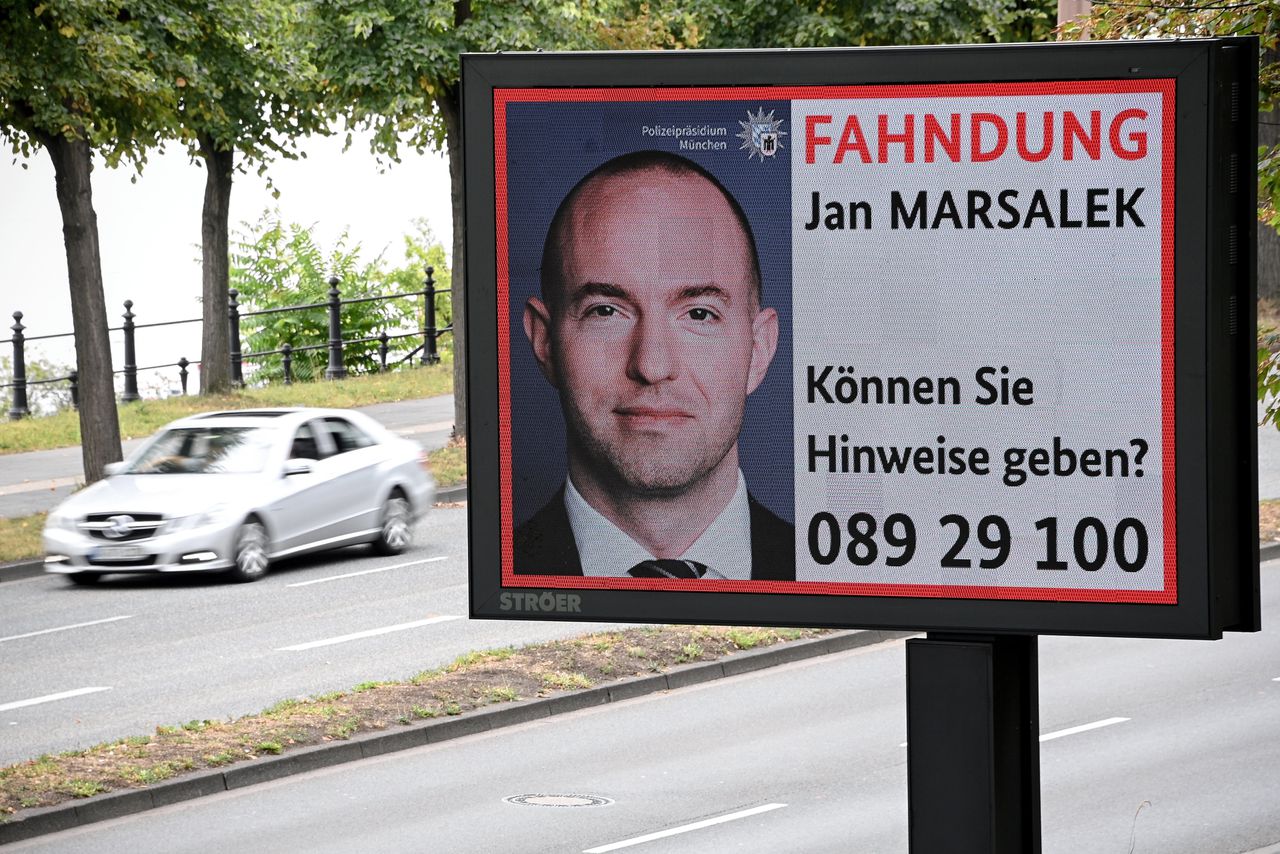 Jan Marsalek, tot voor kort financieel topman van Wirecard, wordt gezocht door Interpol. Hier een bord in Keulen dat burgers oproept informatie te delen.