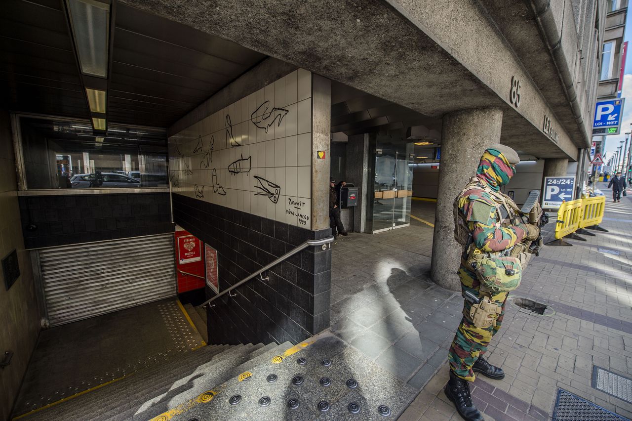 Militairen bewaken metrostation Maalbeek in Brussel, in maart 2017.