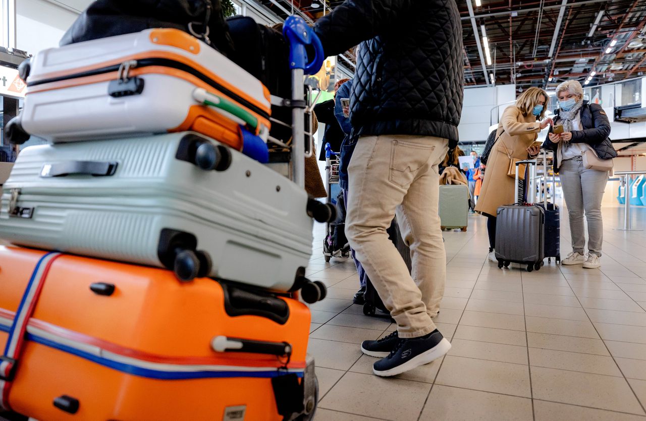 Grote zorgen' bij personeel Transavia over afhandeling bagage Schiphol -