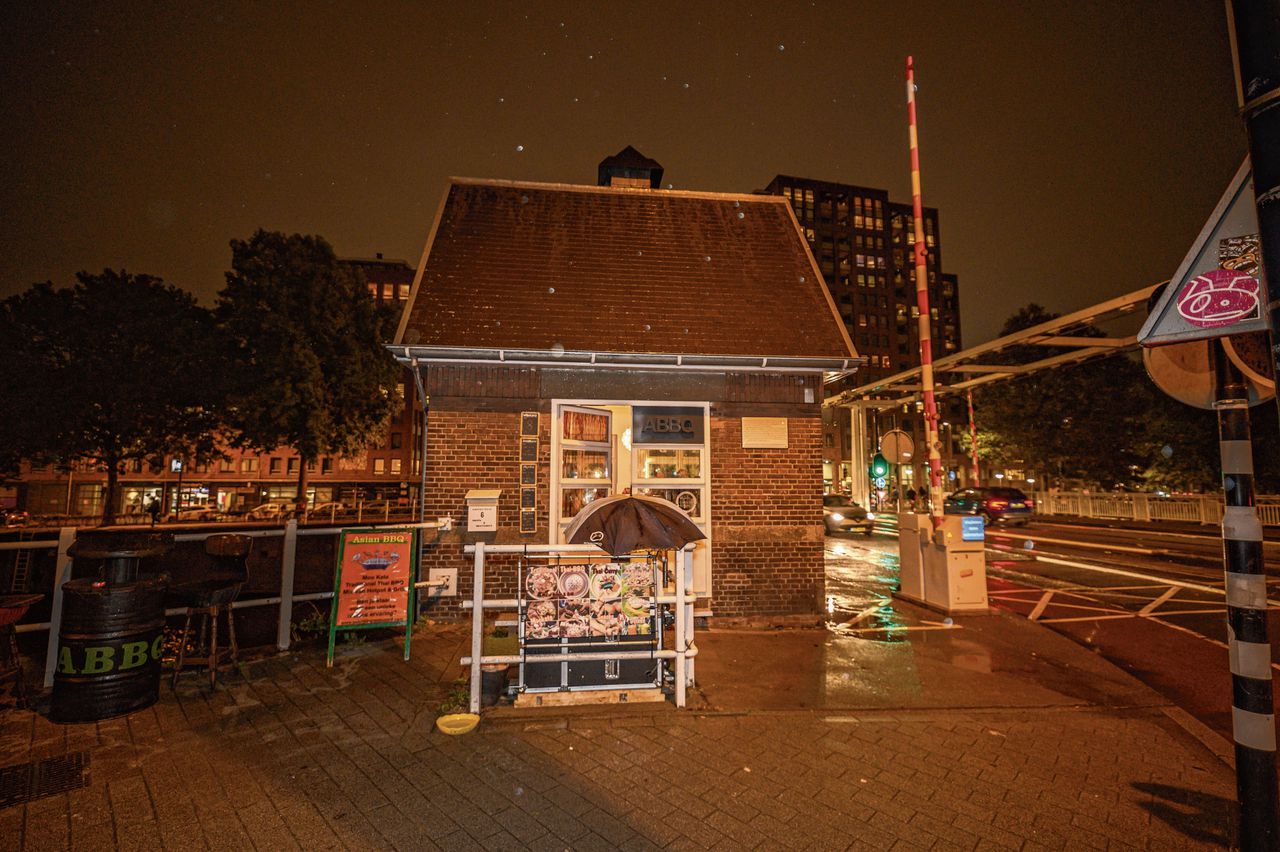 Dit restaurant in een oud brugwachtershuisje in Delfshaven heeft maar één tafel 