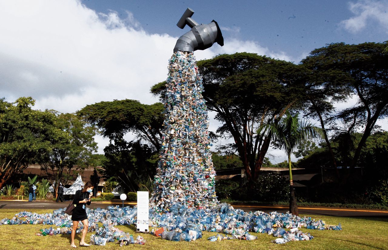 Bij het hoofdkwartier van UNEP in Nairobi staat een monument van kunstenaar en activist Benjamin von Wong, gemaakt van plastic afval uit sloppenwijken.