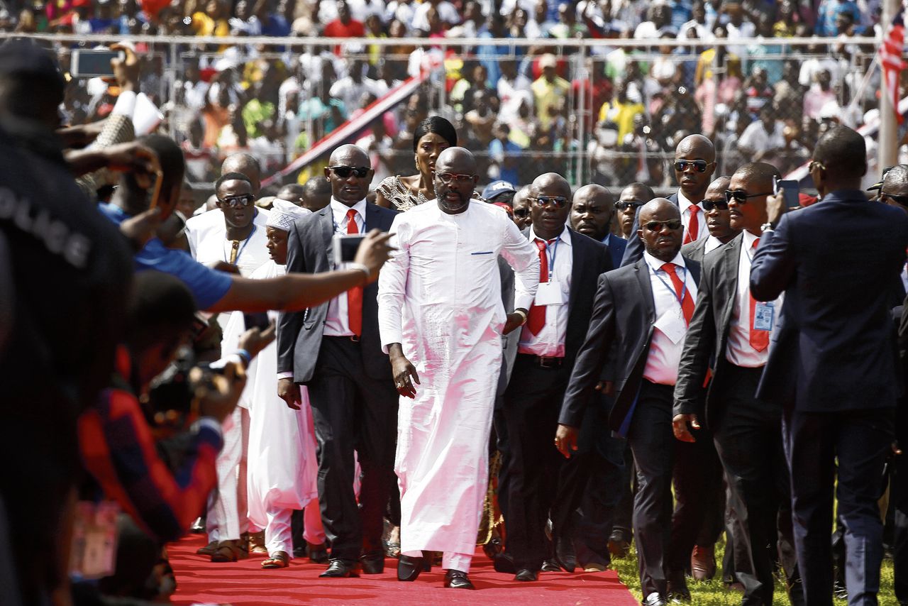 Januari 2018: George Weah (m) arriveert bij het stadion in Monrovia voor zijn inauguratie als president.