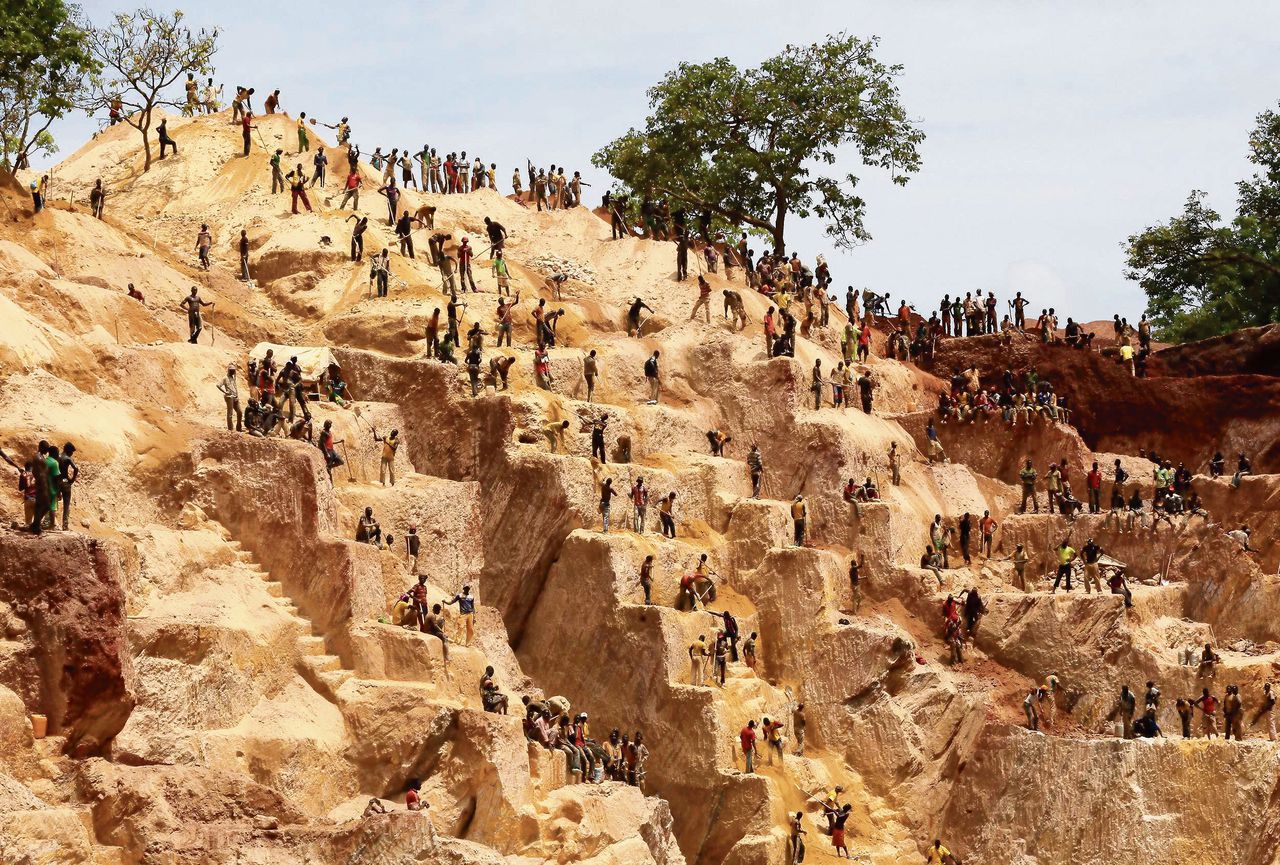 Werkers in de open goudmijngroeve Djoubissi in de Centraal Afrikaanse Republiek in 2014.