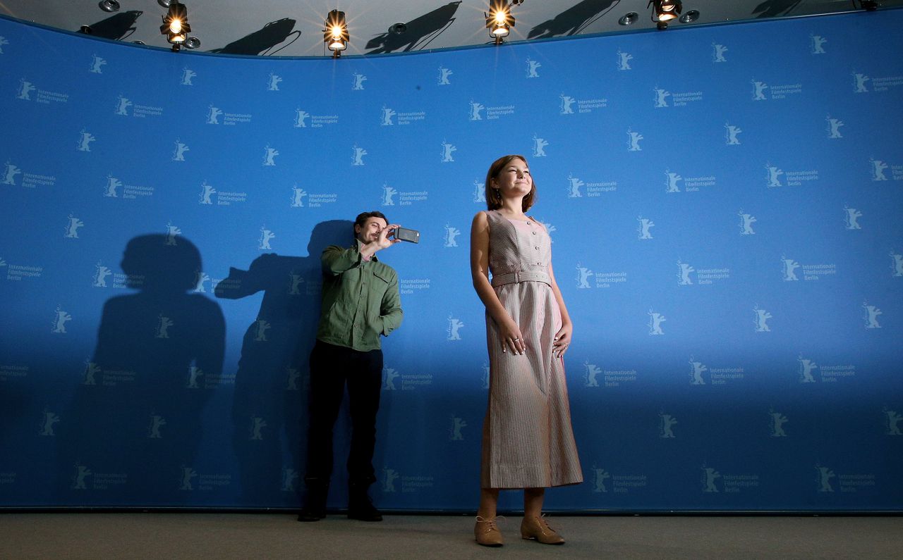 Hoofdrolspelers Casey Affleck en Anna Pniowsky bij de première van ‘Light of my Life’ in Berlijn.