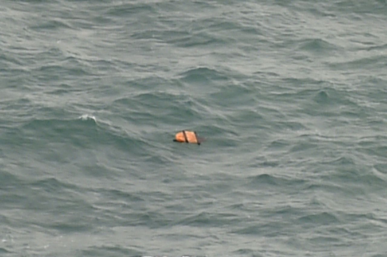 Reddingswerkers op zoek naar sporen van het verdwenen toestel van AirAsia troffen op zee mogelijk wrakstukken aan.