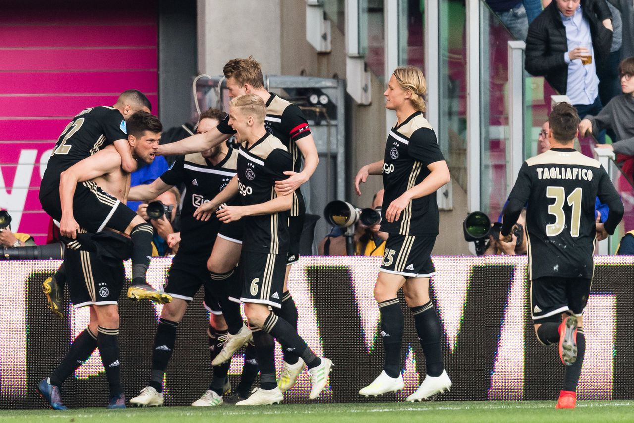 Ajax viert een goal van Klaas Jan Huntelaar zaterdag tegen FC Groningen.