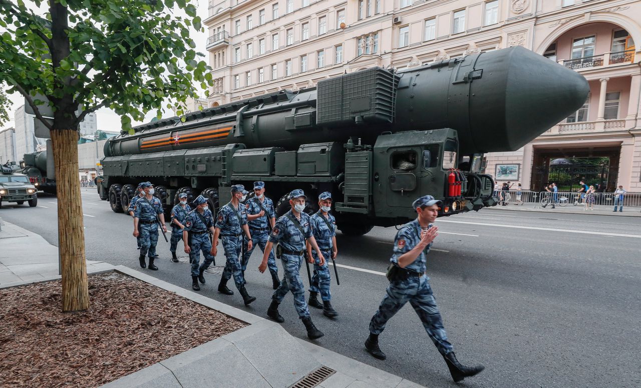 Russische agenten in Moskou begeleiden een strategische kernraket, de RS-24, naar de startplaats voor een militaire parade in juni 2020.