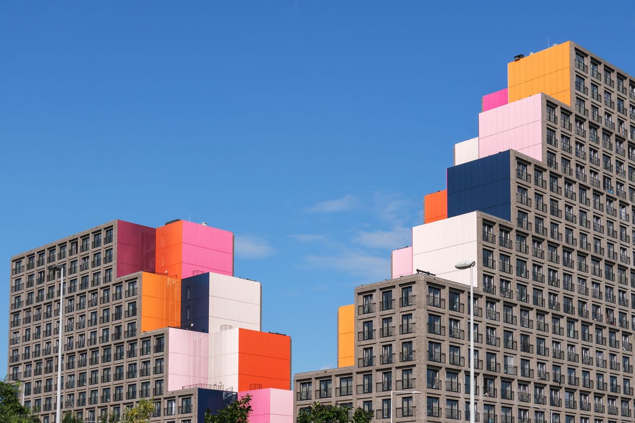 Nizozemska vlada kljub kritikam vztraja pri prepovedi prednosti statusholderjev pri dodeljevanju stanovanj