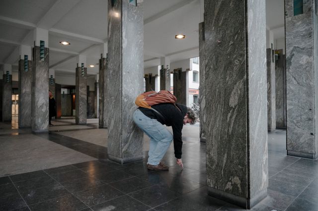 Andeweg señala un fósil. Los gneis verde-blancos de las columnas.
