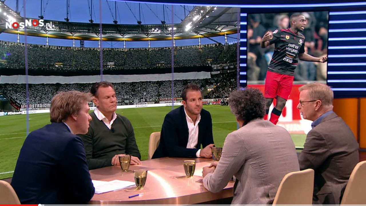 Studio Voetbal praat over racisme in voetbalstadions.