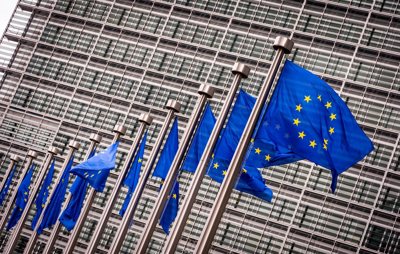 Vlaggen voor het Berlaymont-gebouw in Brussel,waar de Europese Commissie zetelt.