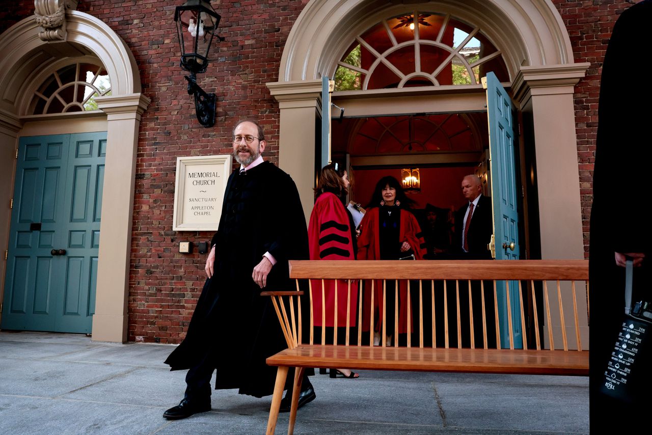 While he is fighting Trump, the top director of Harvard must also keep his own university together