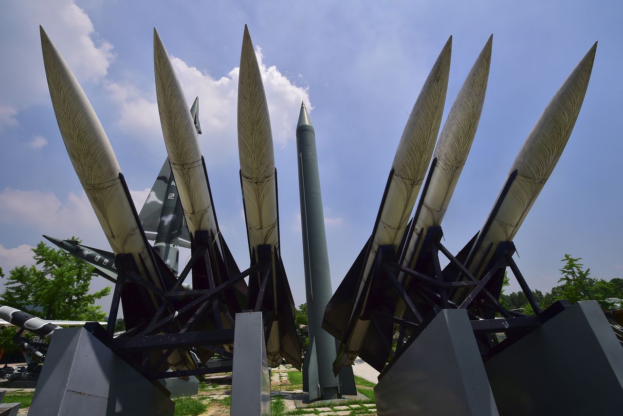 Replica's van onder meer Noord-Koreaanse Scud-B-raketten bij het Korean War Memorial in de Zuid-Koreaanse hoofdstad Seoul.