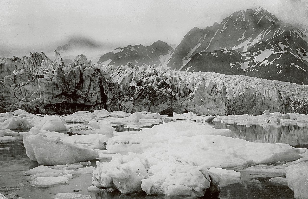 De Pedersengletsjer in Alaska in 1917 (boven) en in 2005 (onder).