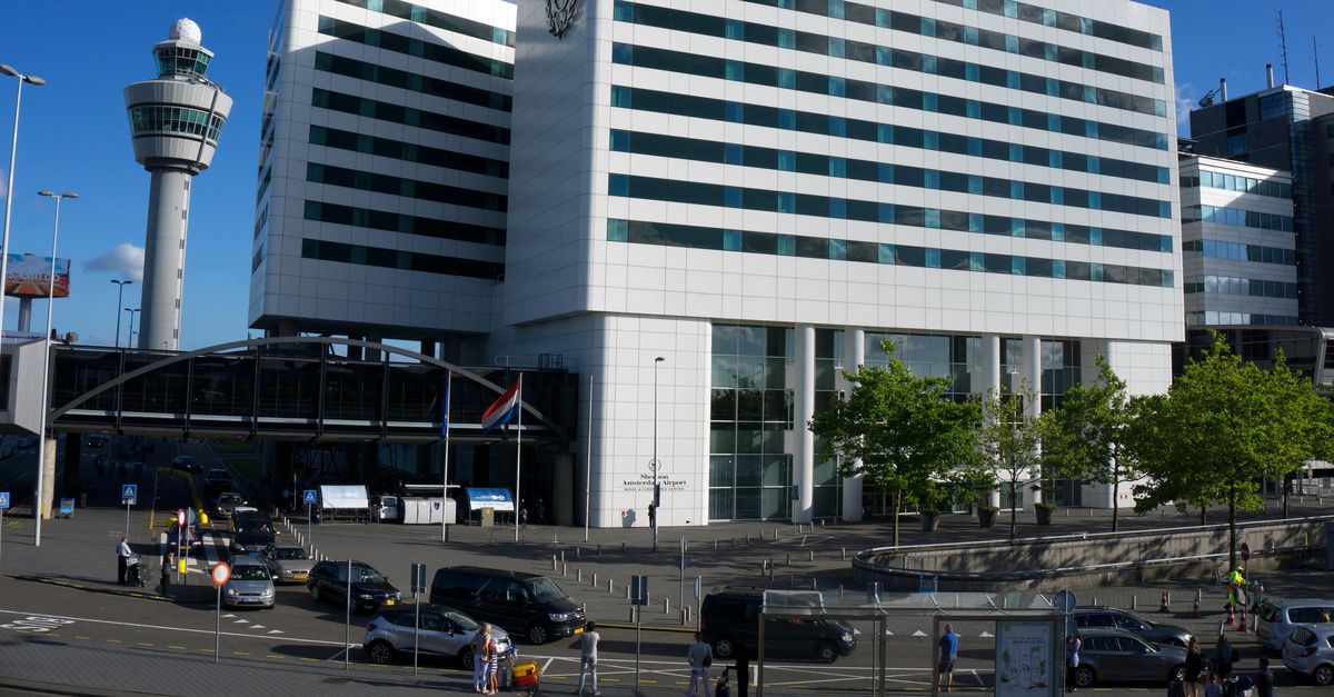 GreenpeaceがJBS株主総会に乱入、スキポール近郊で大規模抗議