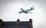 Vliegtuigen vliegen laag over woningen aan de Aalsmeerderdijk in Oude Meer terwijl ze landen op de Aalsmeerderbaan van Schiphol.