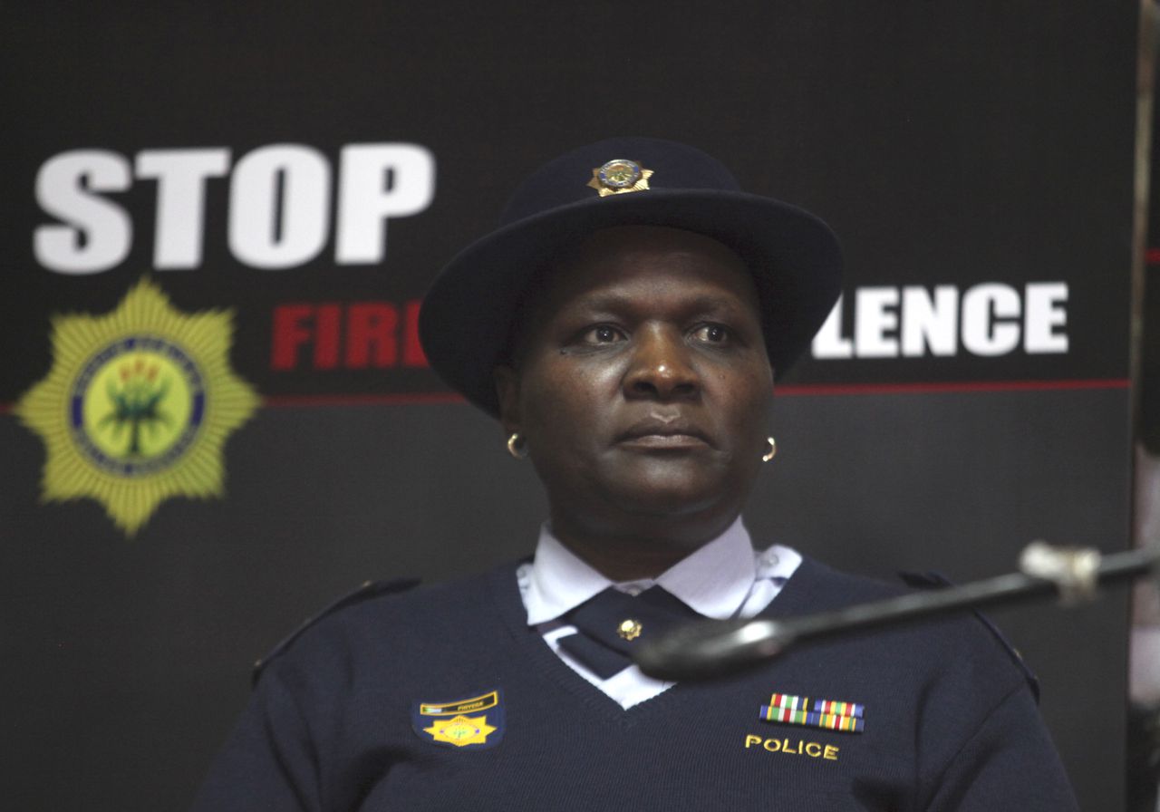 Zuid-Afrikaans politiecommandant Riah Phiyega is geschorst hangende een onderzoek naar het functioneren van de politie tijdens de Mirakana-rellen in 2012.