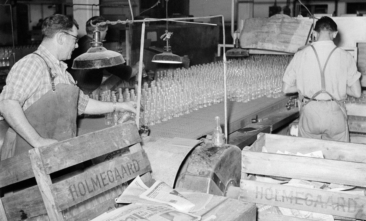 Inpakkers in glasfabriek Holmegaard in Fensmark, Denemarken, in 1954.