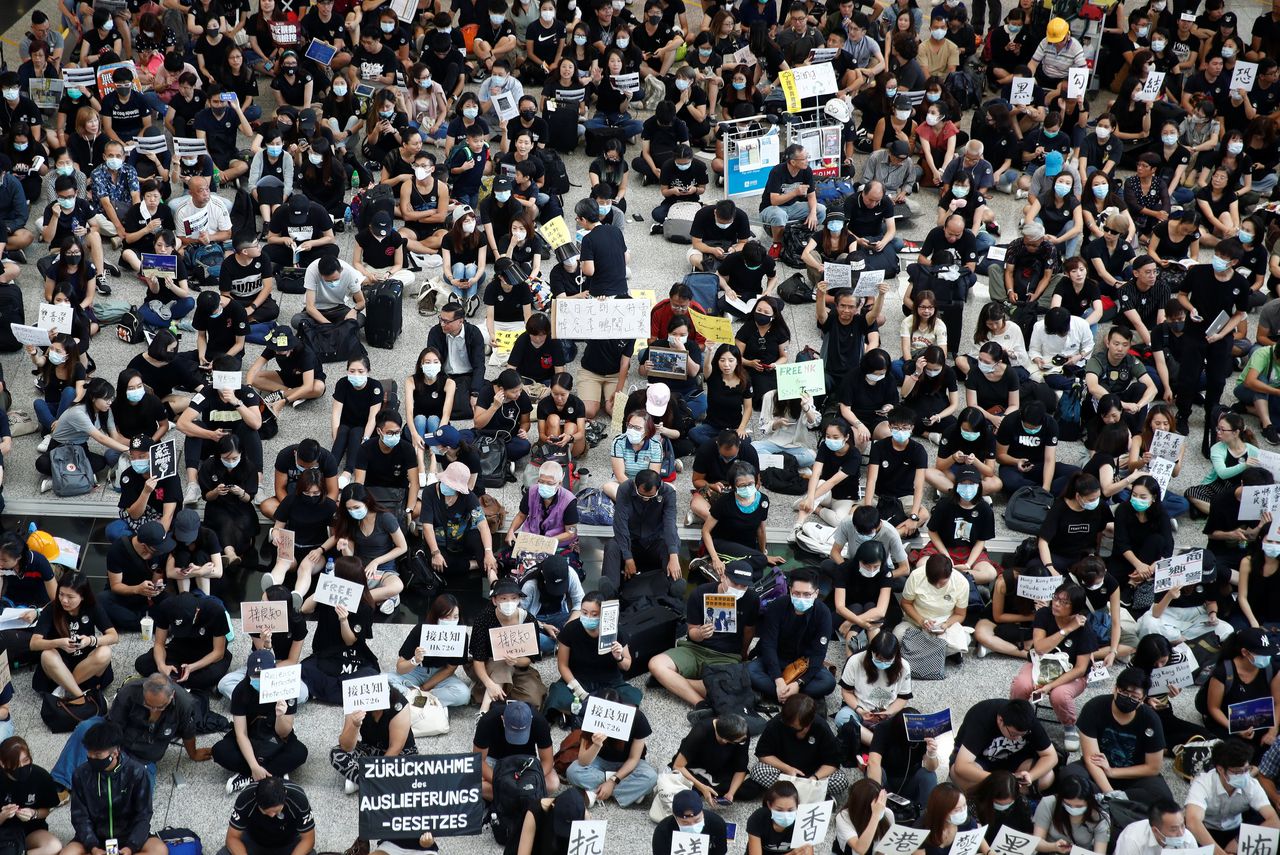 Demonstranten op het vliegveld van Hongkong.