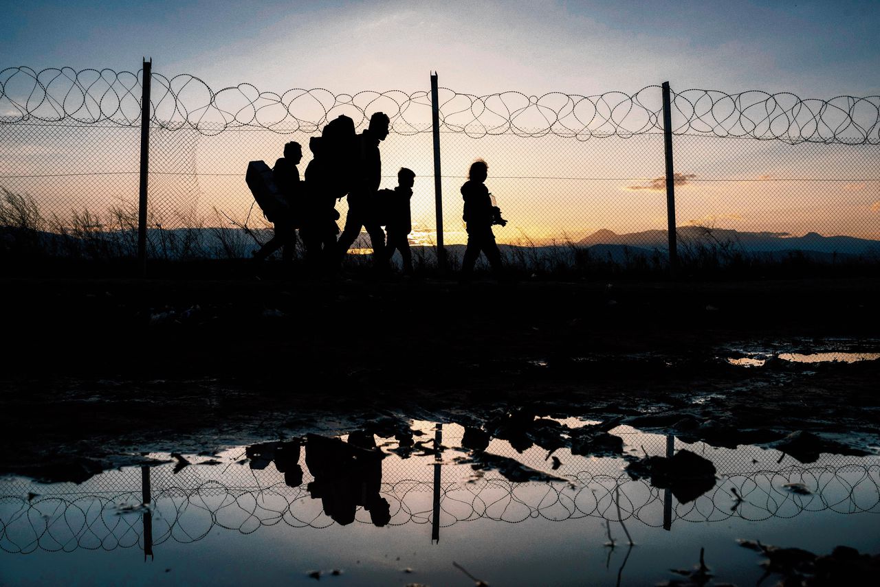 Vluchtelingen lopen langs de Grieks-Macedonische grens naar een registratiecentrum, in 2016.