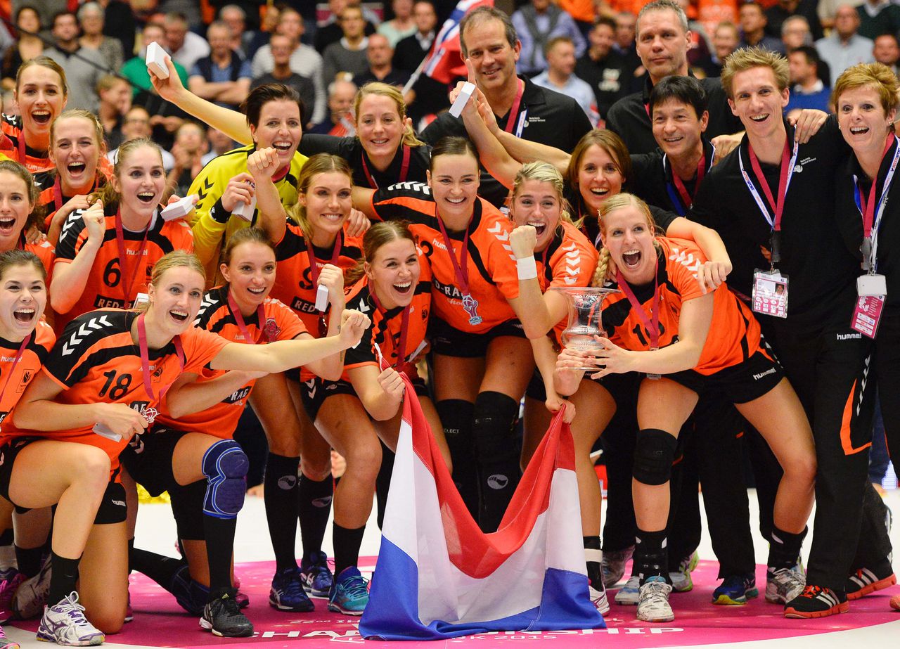 Het Nederlands handbalteam neemt de zilveren medaille op het WK in ontvangst.