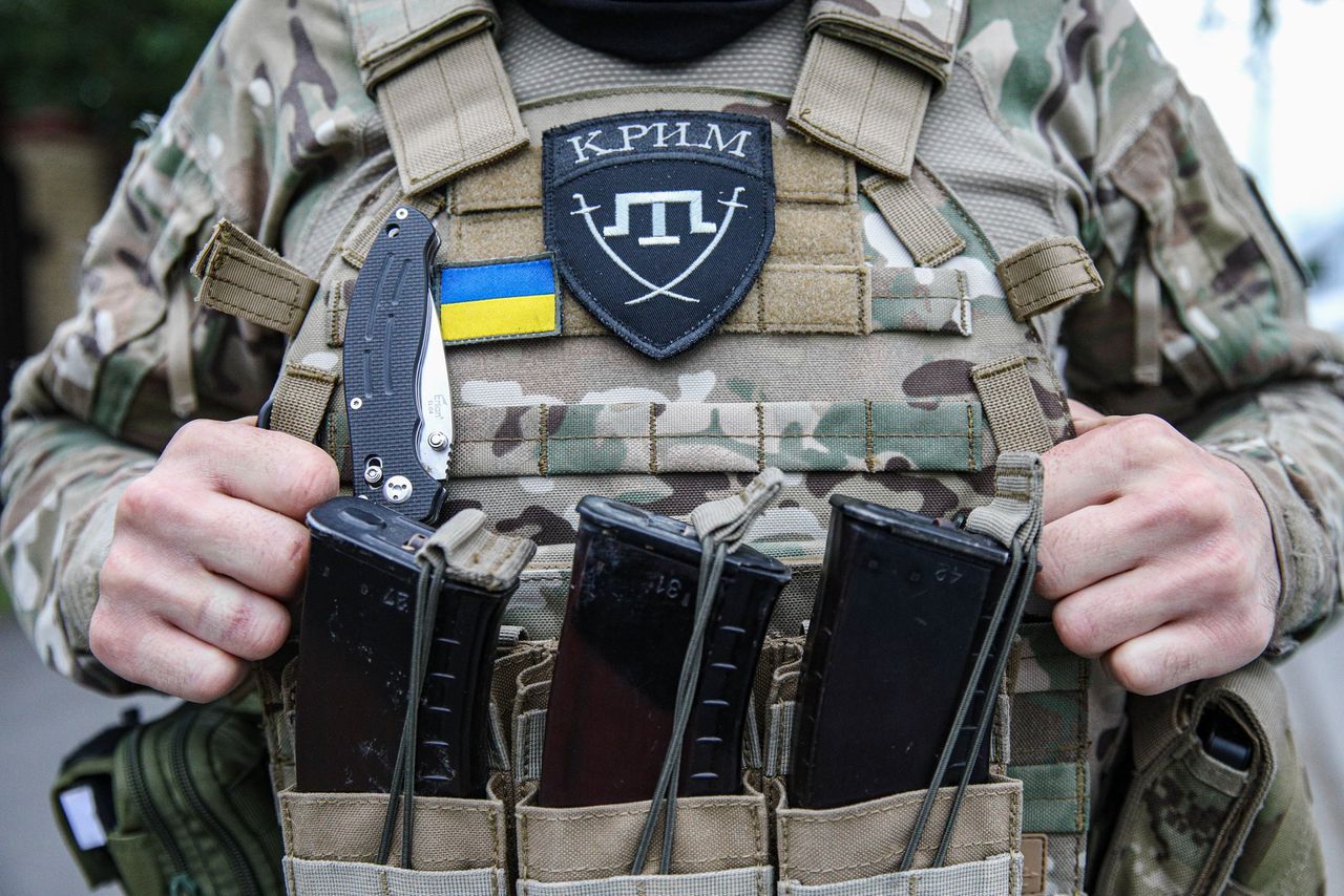 Soldaat van het Oekraïense ‘Krim’-bataljon, met als logo de Tataarse drietand. Het bataljon vocht mee in de verdediging van hoofdstad Kiev, en traint nu alvorens weer naar het front te gaan.