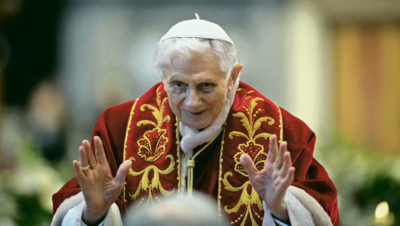 Paus Benedictus XVI gisteren tijdens een gebed in de Sint-Pietersbasiliek in Vaticaanstad. Hij is de 265ste paus van de katholieke kerk.