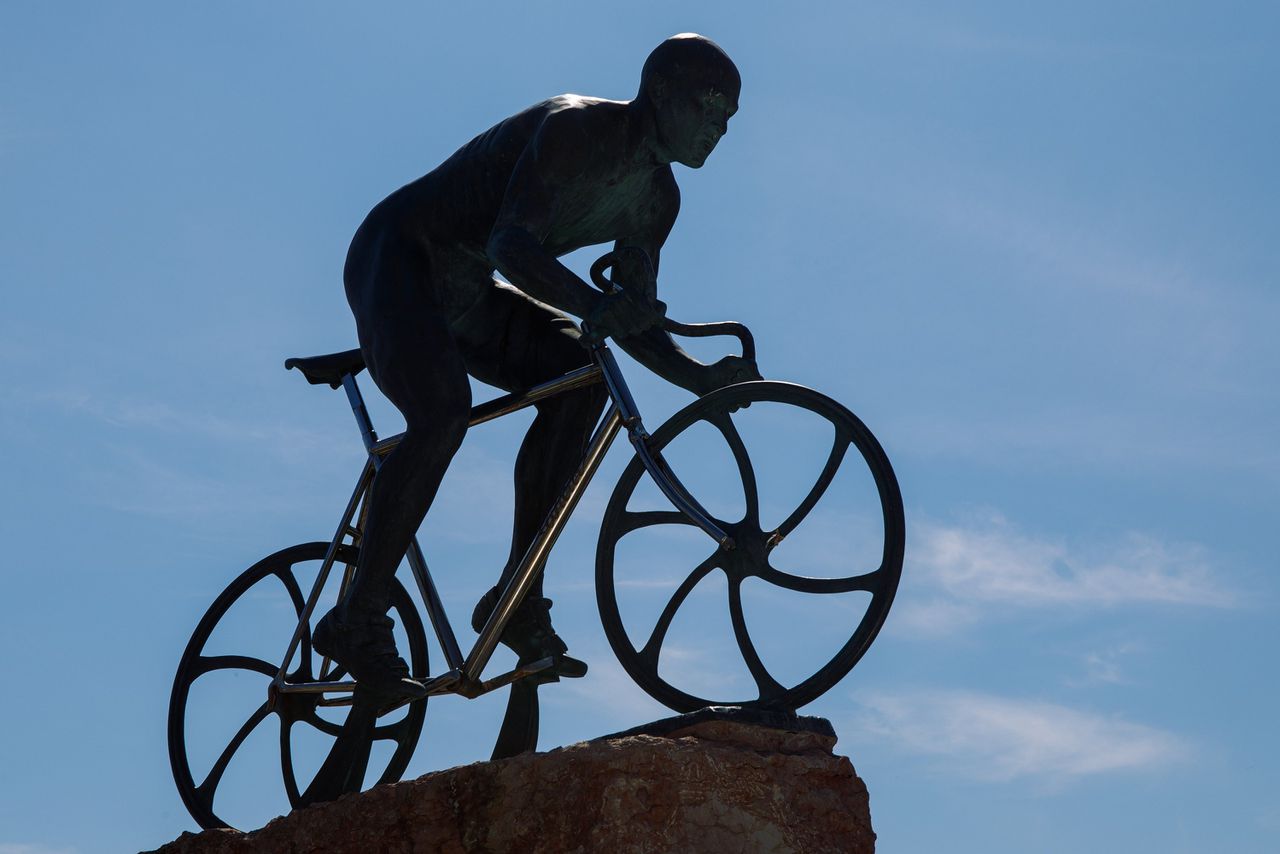 In Cesenatico is Marco Pantani nog steeds overal: ‘Hoe langer hij dood is, hoe meer we hem herdenken’ 