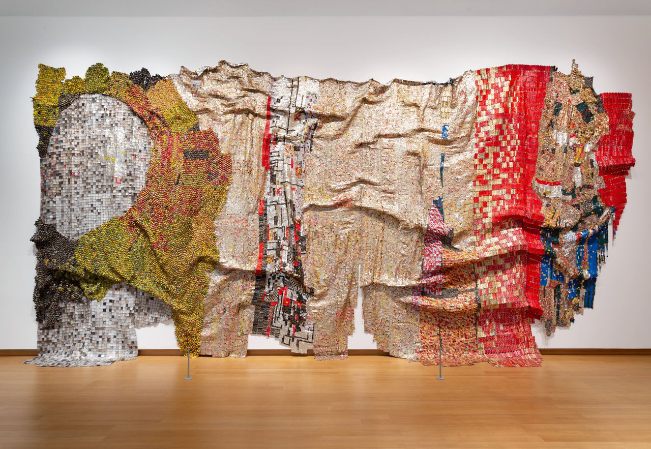 El Anatsui, In the world but don't know the world, 2009, collectie Stedelijk Museum Amsterdam