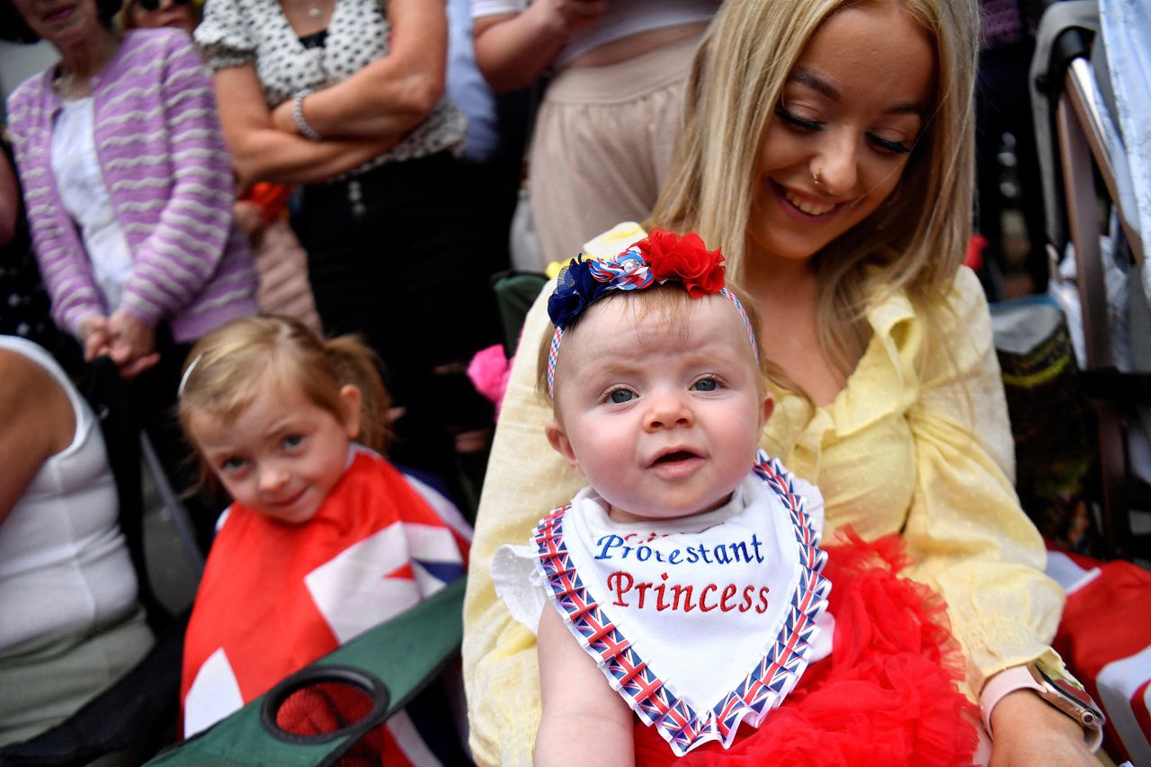 Een vrouw en haar dochter in de Noord-Ierse stad Belfast bij een protestants feest in juli van dit jaar.