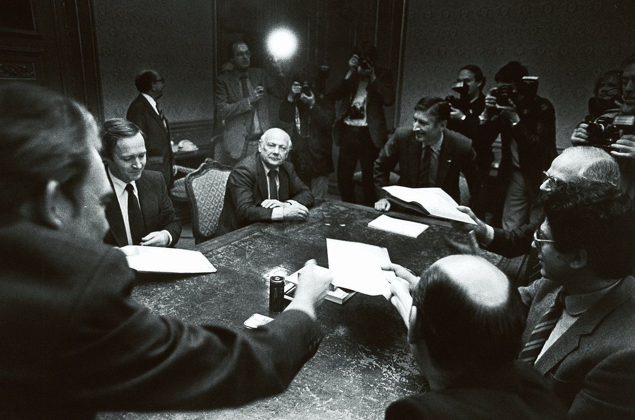 Dries van Agt (aan het hoofd van de tafel, met achter hem de fotografen) en Ed van Thijn (rechter onderhoek, midden), ten tijde van het kabinet-Van Agt II.