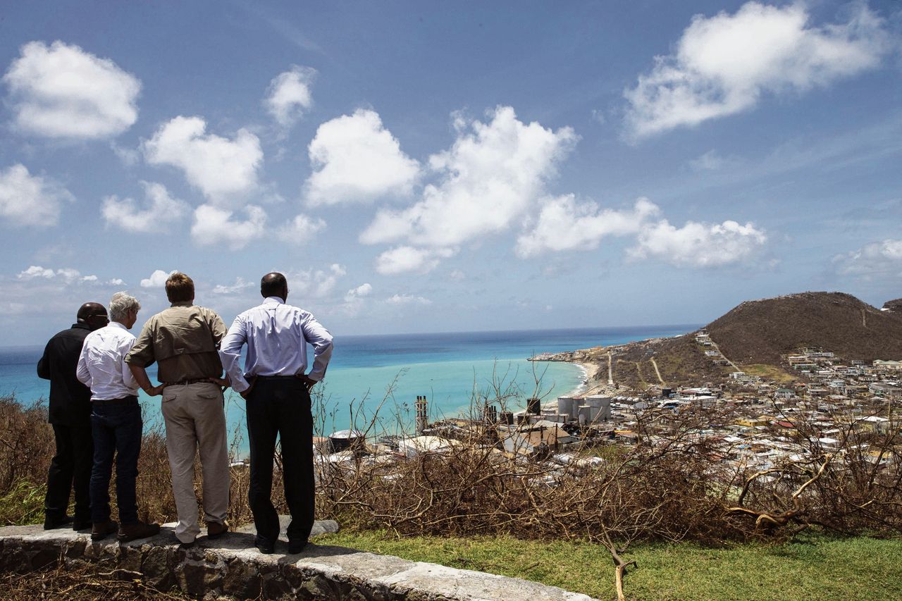 Sint-Maarten, vorige week. Koning Willem-Alexander, minister Plasterk, gouverneur Holiday en premier Marlin bekijken de schade. Foto Vincent Jannink/ANP