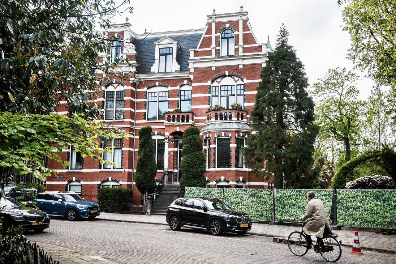 Het vastgoedduo Kool en Van Riesen houdt kantoor in Het Rode Kasteel, een villa aan het Vondelpark in Amsterdam.