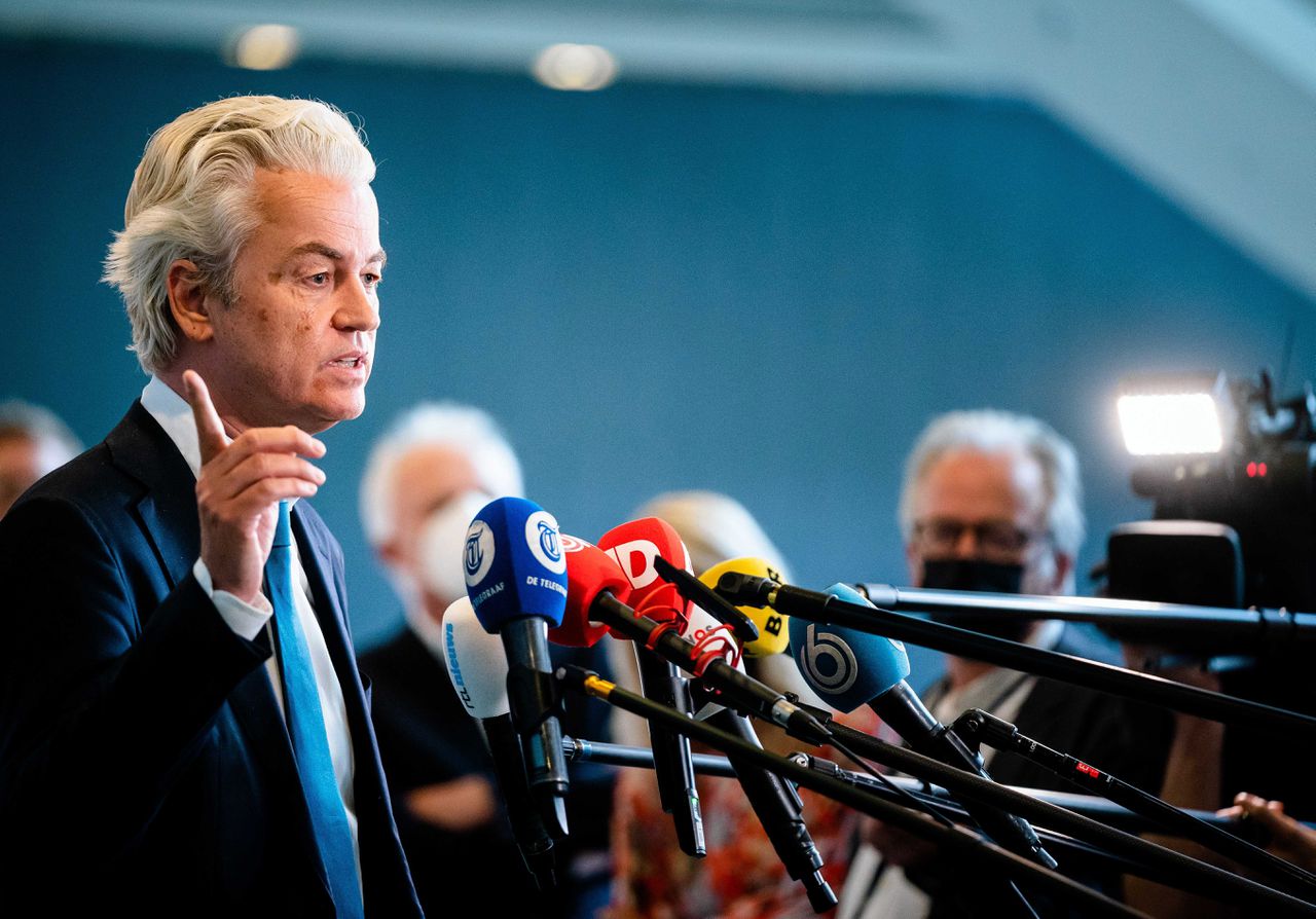PVV-leider Wilders in gesprek met journalisten op het Binnenhof.