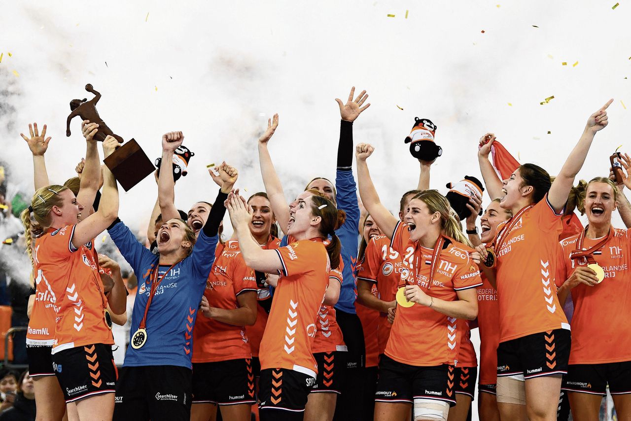 De Nederlandse handbalvrouwen vieren de wereldtitel in Japan.