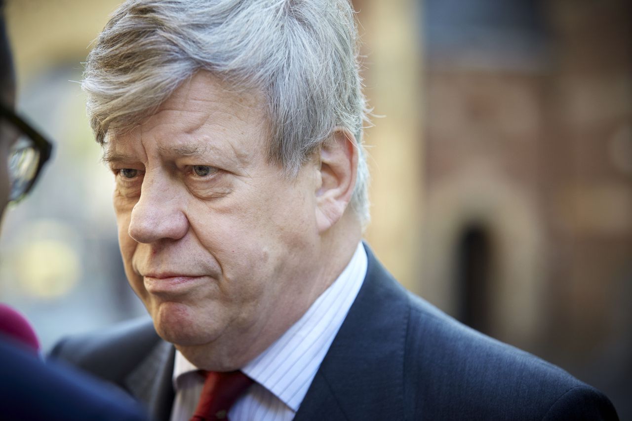 Oud-directeuren van justitiële inrichtingen hebben aangifte gedaan tegen Opstelten vanwege zijn opstelling in de zaak-Demmink.